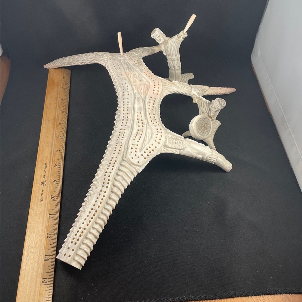 Handcarved Inuit Indigenous Caribou Antler Cribbage Board and Two Figurines - Picture 11 of 13